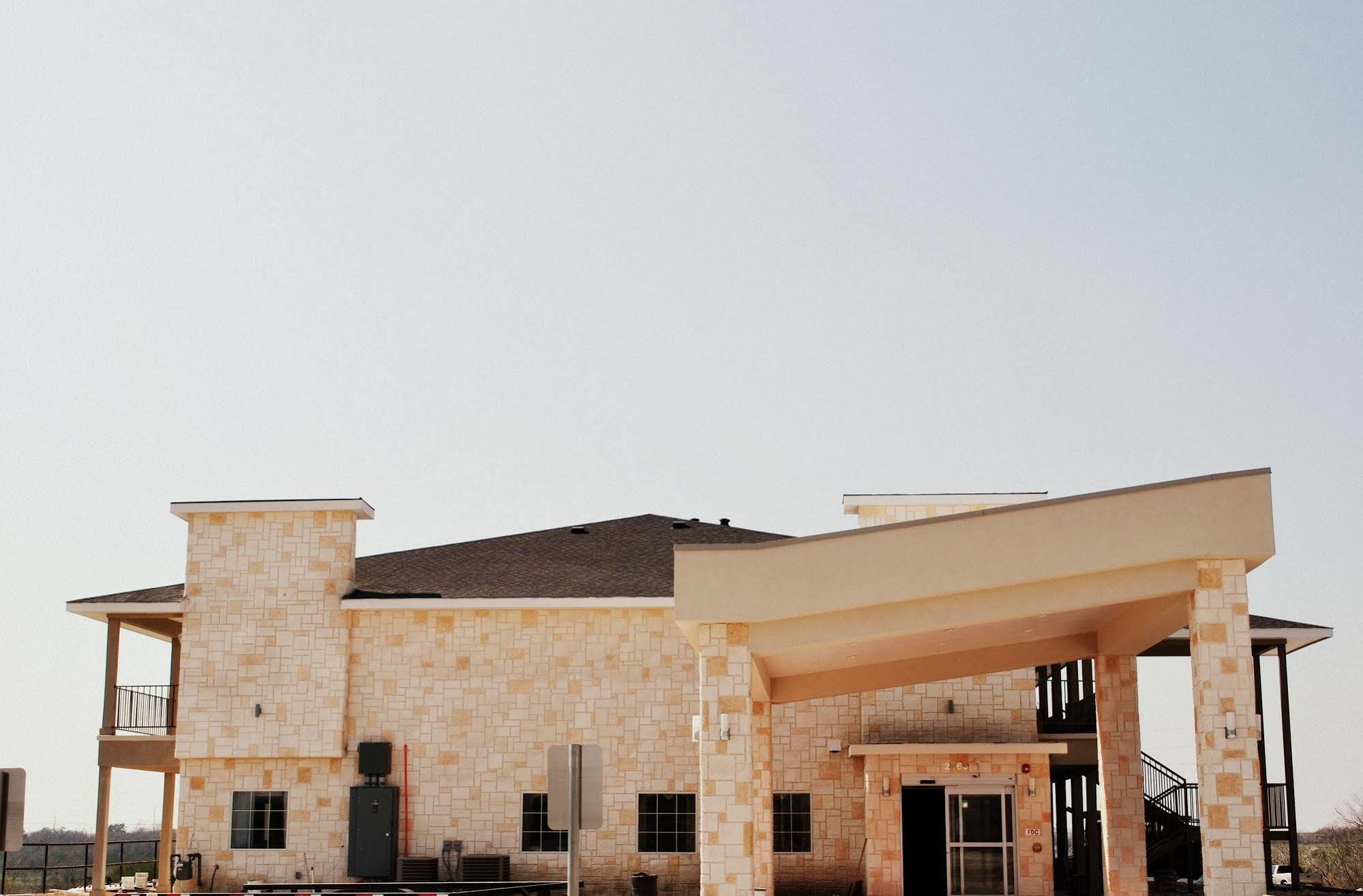 Westwood Inn By Oyo Gonzales Tx Экстерьер фото